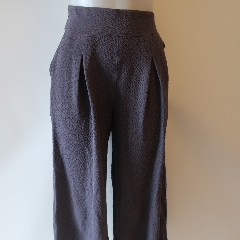 NWT LULULEMON GREY PLEAT CROP PANTS 6 * - Picture 4 of 10